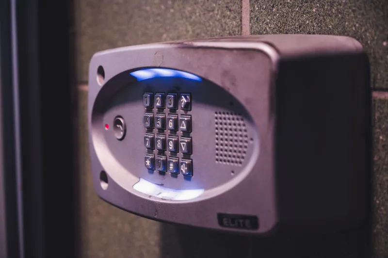 Seguridad desde los cimientos: cómo el diseño y la tecnología protegen tu hogar en Latinoamérica